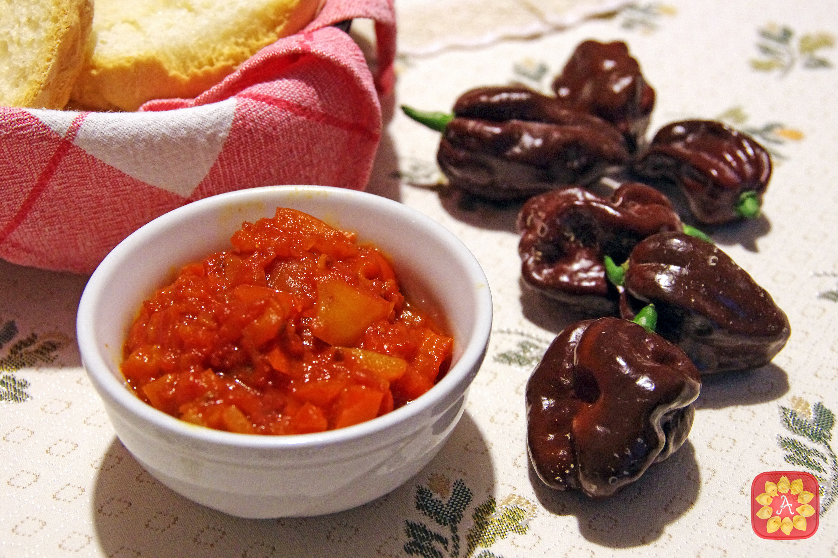 Salsa con pomodoro, habanero chocolate e peperoncini